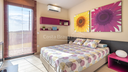 Casa unifamiliar en Calonge con piscina privada, amplio jardín y cuatro dormitorios