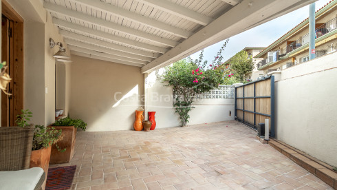 Gerenoveerd herenhuis in La Fosca met patio en twee slaapkamers vlak bij het strand