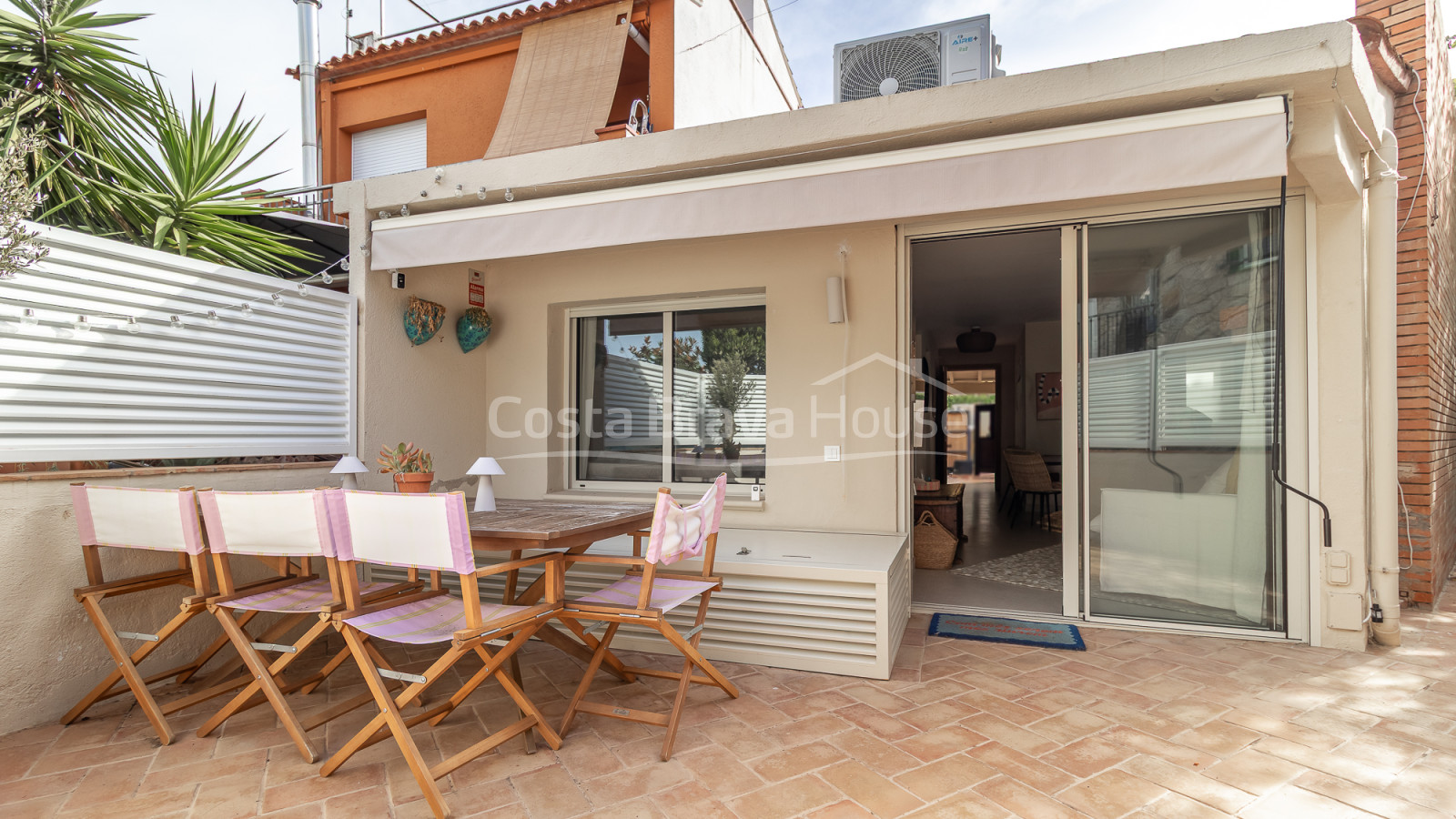 Casa adosada reformada en La Fosca con patio y dos dormitorios cerca de la playa
