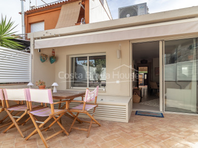 Maison mitoyenne rénovée à La Fosca avec grande cour et deux chambres, à seulement trois minutes à pied de la plage