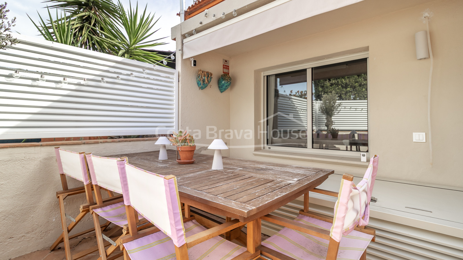 Casa adosada reformada en La Fosca con patio y dos dormitorios cerca de la playa