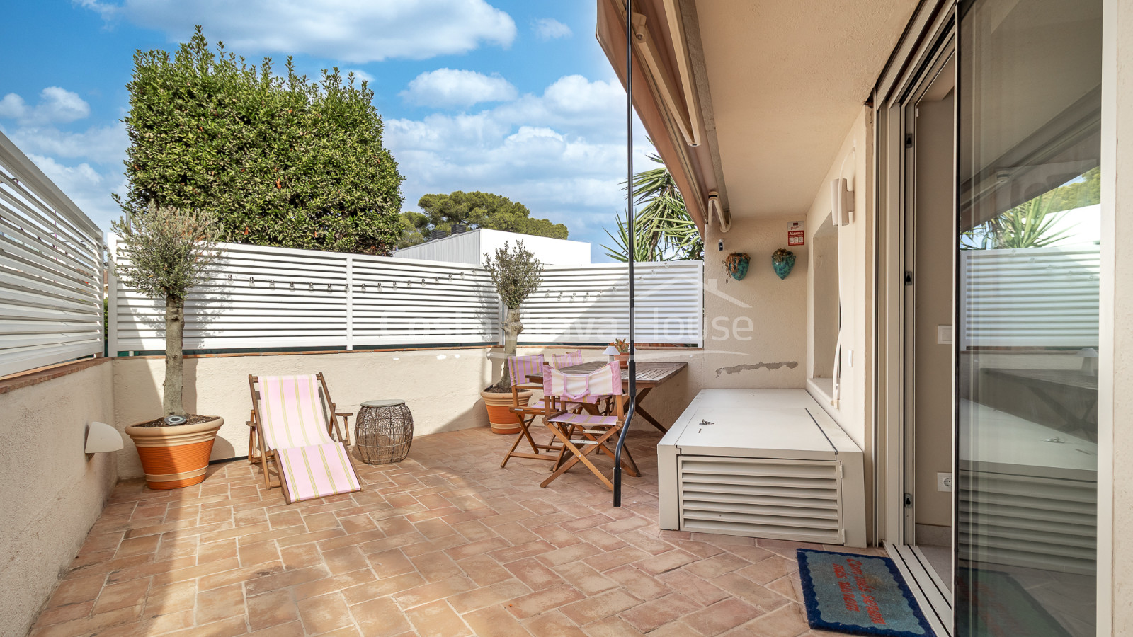 Casa adosada reformada en La Fosca con patio y dos dormitorios cerca de la playa