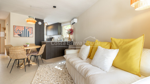 Maison mitoyenne rénovée à La Fosca avec cour et deux chambres près de la plage