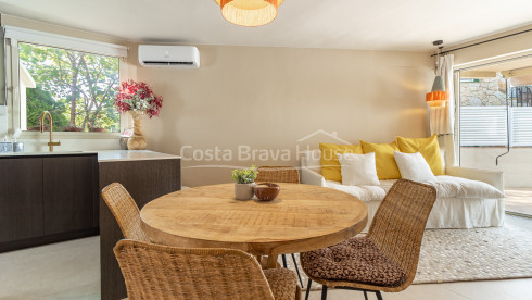 Casa adosada reformada en La Fosca con patio y dos dormitorios cerca de la playa