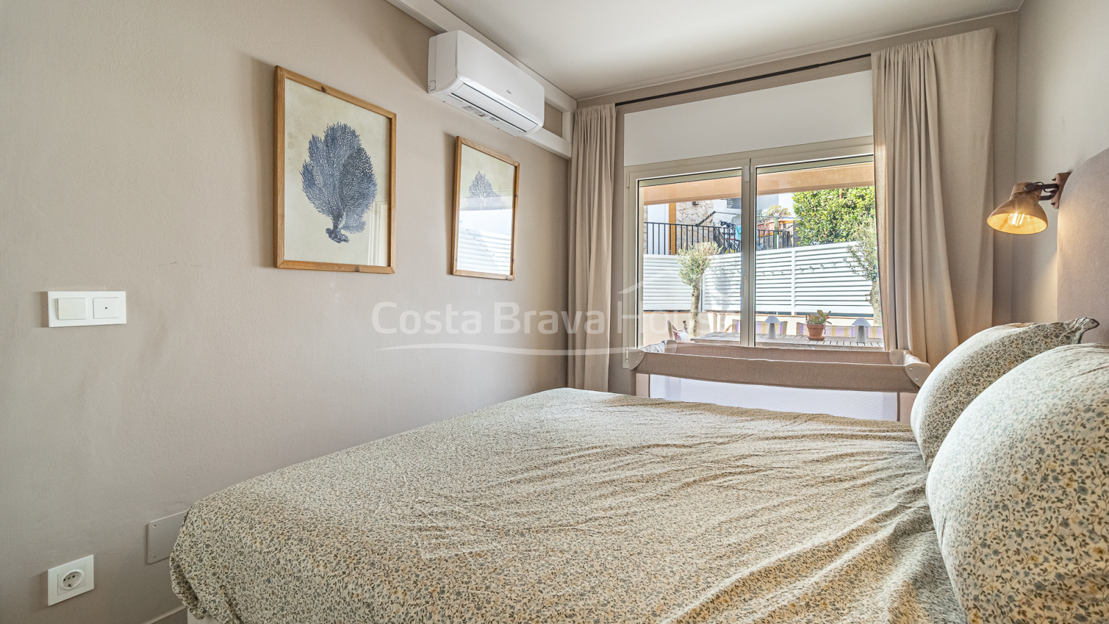 Casa adosada reformada en La Fosca con patio y dos dormitorios cerca de la playa