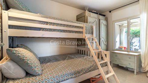 Casa adosada reformada en La Fosca con patio y dos dormitorios cerca de la playa