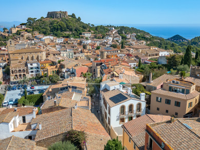 Apartamento de obra nueva en venta en el centro histórico de Begur, diseño contemporáneo en una sola planta