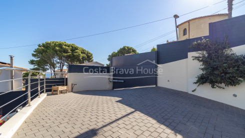 Casa independent a Pals amb piscina privada, a prop de la platja i vistes al mar