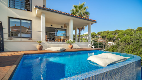 Casa independent a Pals amb piscina privada, a prop de la platja i vistes al mar