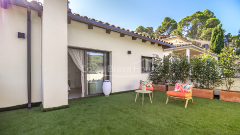 Casa independent a Pals amb piscina privada, a prop de la platja i vistes al mar