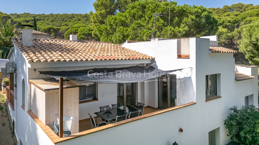 Casa unifamiliar en Pals Playa con piscina, jardín y apartamento independiente cerca de la playa