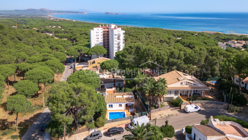 Casa unifamiliar en Pals Playa con piscina, jardín y apartamento independiente cerca de la playa