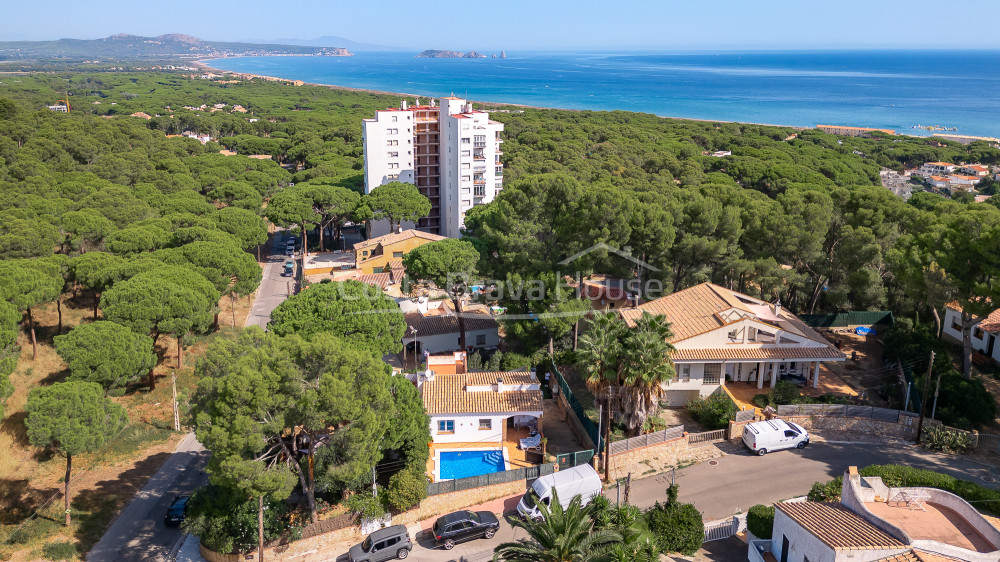 Maison individuelle à Pals Playa avec piscine, jardin et appartement indépendant près de la plage