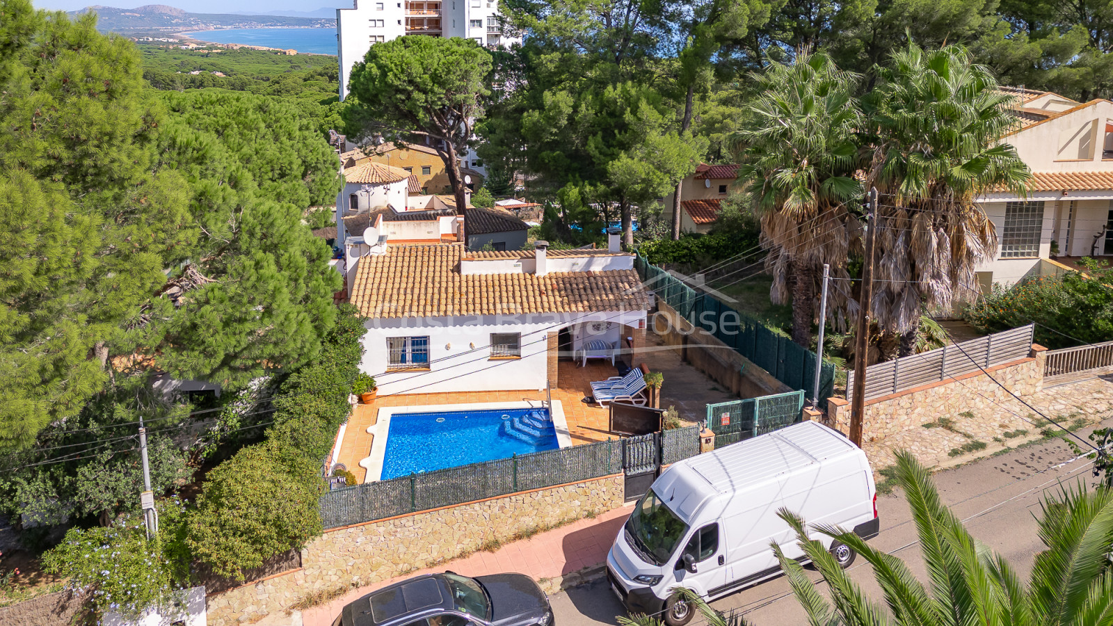 Casa unifamiliar en Pals Playa con piscina, jardín y apartamento independiente cerca de la playa