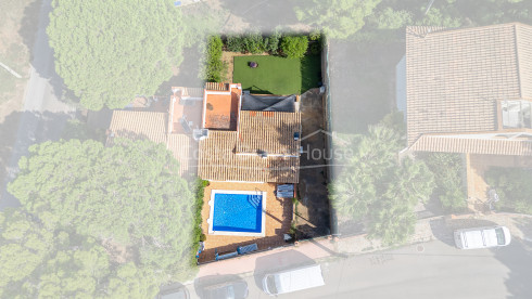 Casa unifamiliar en Pals Playa con piscina, jardín y apartamento independiente cerca de la playa