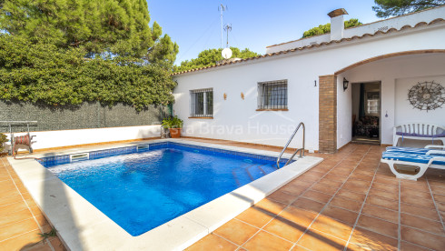 Casa unifamiliar en Pals Playa con piscina, jardín y apartamento independiente cerca de la playa