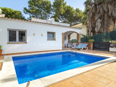 Casa unifamiliar en Pals Playa con piscina, jardín y apartamento independiente cerca de la playa en la Costa Brava