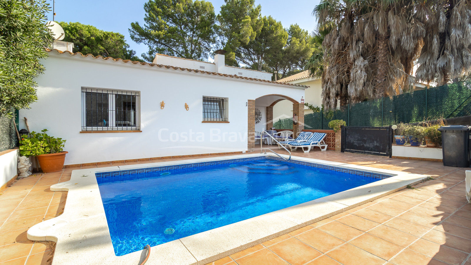 Casa unifamiliar a Pals Platja amb piscina, jardí i apartament independent a prop de la platja