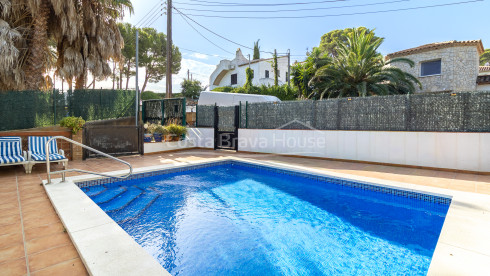 Casa unifamiliar a Pals Platja amb piscina, jardí i apartament independent a prop de la platja