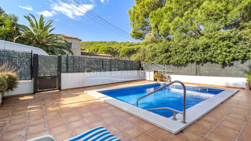 Casa unifamiliar en Pals Playa con piscina, jardín y apartamento independiente cerca de la playa