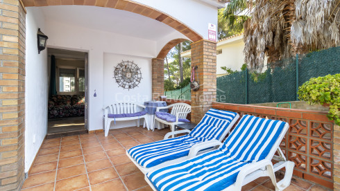 Casa unifamiliar en Pals Playa con piscina, jardín y apartamento independiente cerca de la playa
