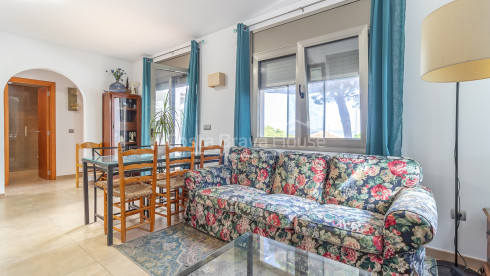 Casa unifamiliar en Pals Playa con piscina, jardín y apartamento independiente cerca de la playa