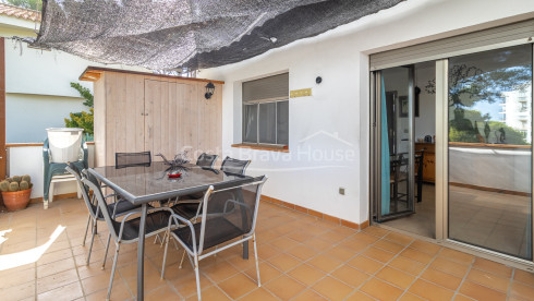 Casa unifamiliar en Pals Playa con piscina, jardín y apartamento independiente cerca de la playa