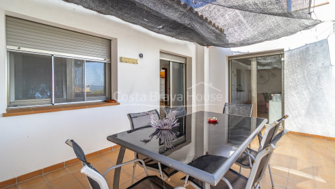 Casa unifamiliar en Pals Playa con piscina, jardín y apartamento independiente cerca de la playa