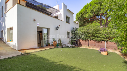 Casa unifamiliar en Pals Playa con piscina, jardín y apartamento independiente cerca de la playa