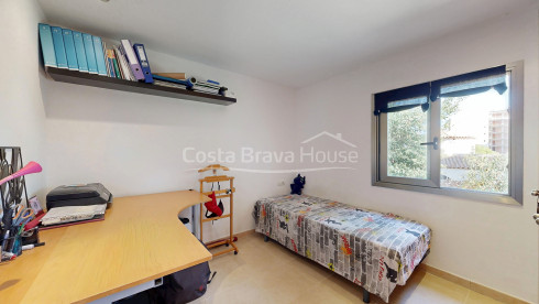 Casa unifamiliar en Pals Playa con piscina, jardín y apartamento independiente cerca de la playa