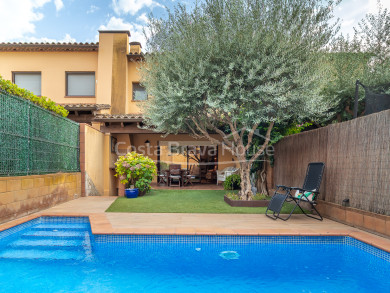Casa adosada en Palafrugell centro, con jardín, piscina privada, amplio garaje y espacios exteriores