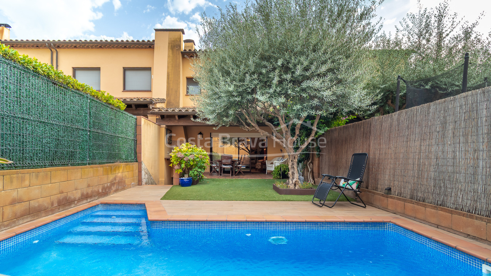 Townhouse in Palafrugell with garden, private pool and large enclosed garage