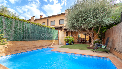 Casa adossada a Palafrugell amb jardí, piscina privada i ampli garatge tancat