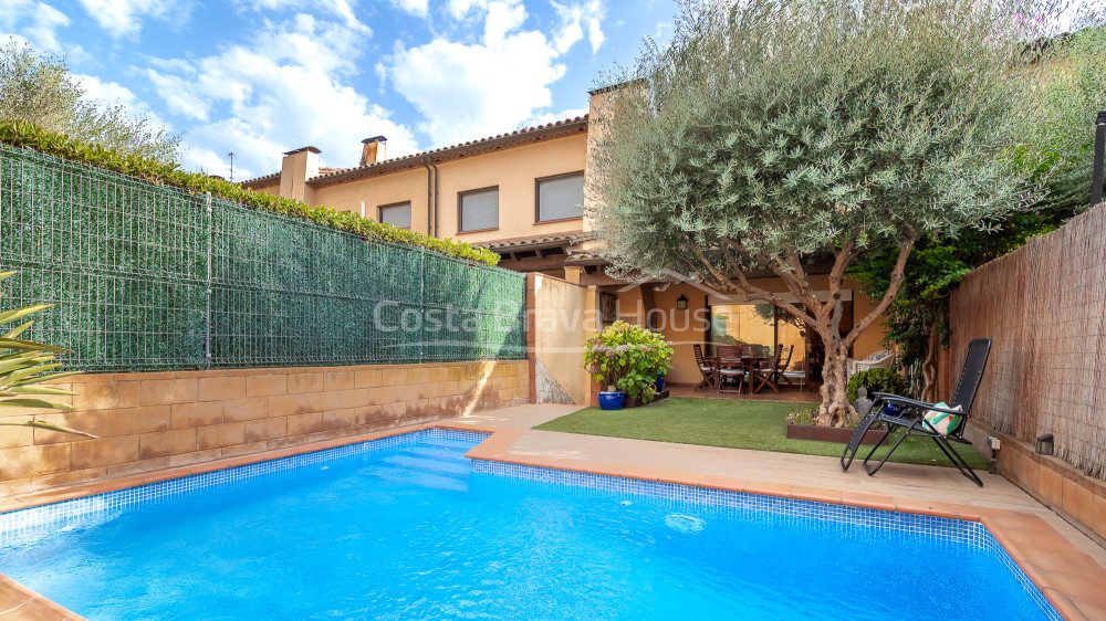 Townhouse in Palafrugell with garden, private pool and large enclosed garage
