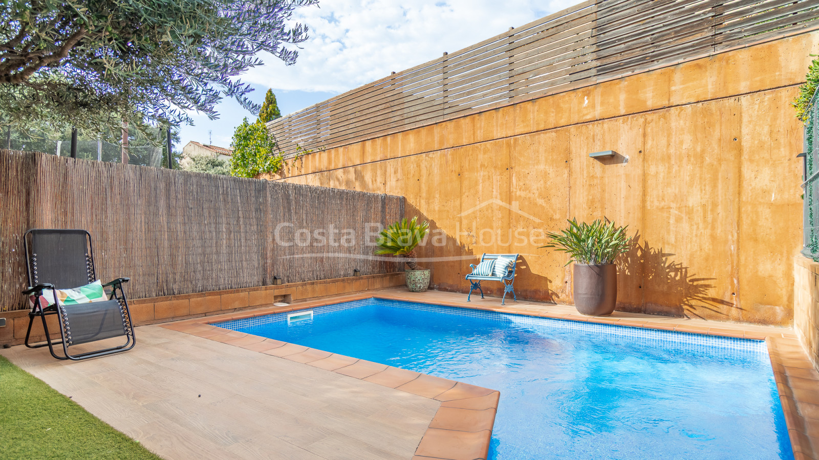 Casa adosada en Palafrugell con jardín, piscina privada y amplio garaje cerrado