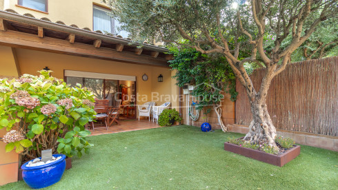 Casa adosada en Palafrugell con jardín, piscina privada y amplio garaje cerrado