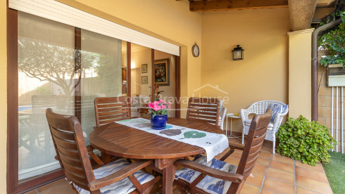 Casa adosada en Palafrugell con jardín, piscina privada y amplio garaje cerrado