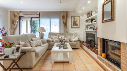 Casa adosada en Palafrugell con jardín, piscina privada y amplio garaje cerrado