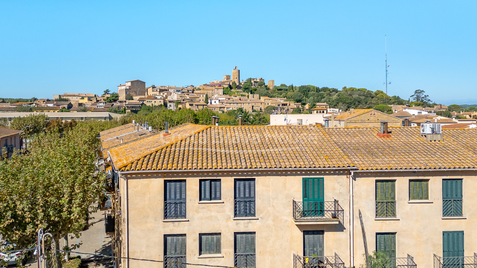 Apartment in Pals near the historic centre with three bedrooms, balcony and enclosed garage