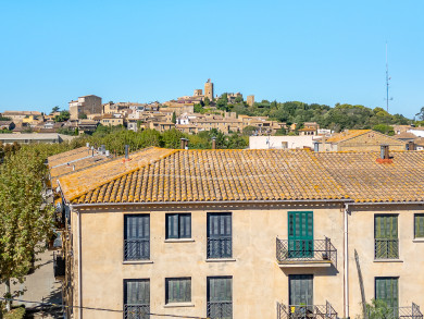Apartment in Pals near the historic centre with three bedrooms, balcony with views and private enclosed garage