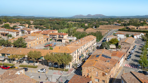 Appartement à Pals près du centre historique avec trois chambres, balcon et garage fermé