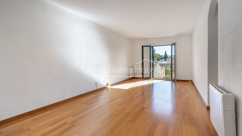 Apartment in Pals near the historic centre with three bedrooms, balcony and enclosed garage