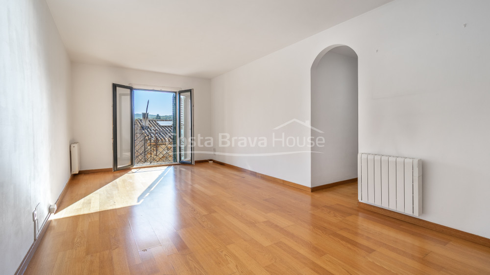 Apartment in Pals near the historic centre with three bedrooms, balcony and enclosed garage