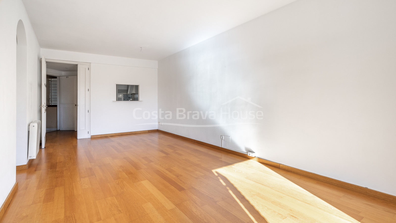 Apartamento en Pals junto al centro histórico con tres dormitorios, balcón y garaje cerrado