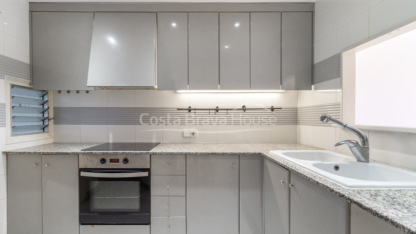 Apartamento en Pals junto al centro histórico con tres dormitorios, balcón y garaje cerrado