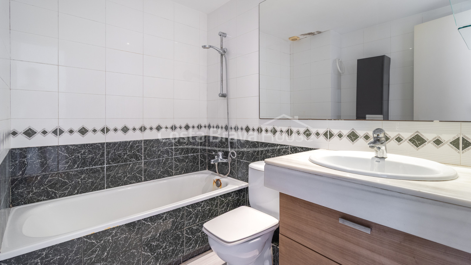 Apartment in Pals near the historic centre with three bedrooms, balcony and enclosed garage