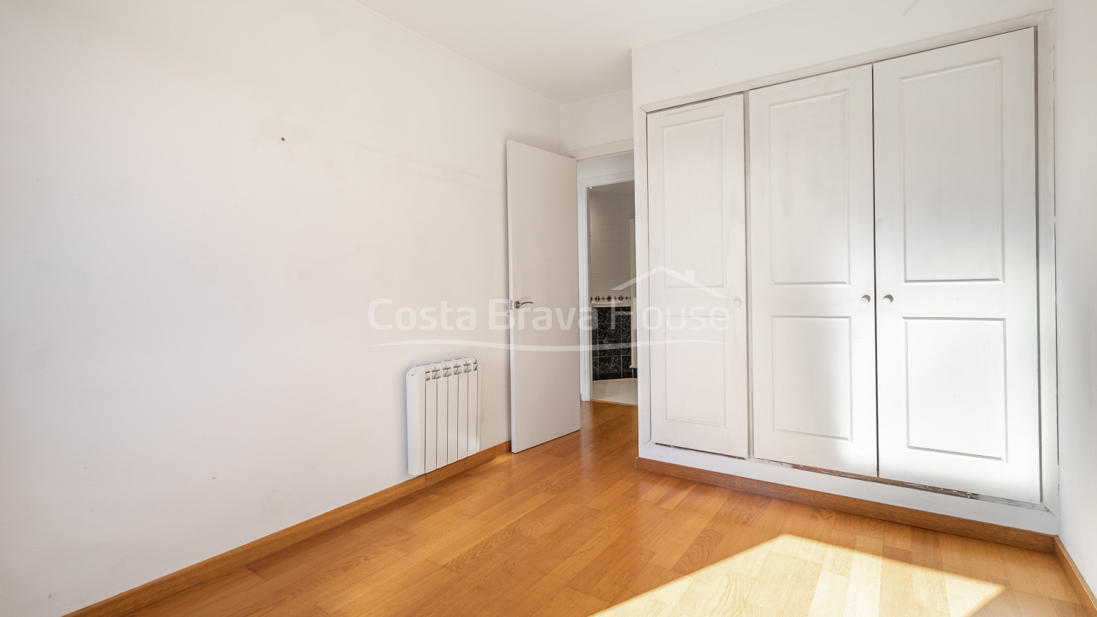 Apartamento en Pals junto al centro histórico con tres dormitorios, balcón y garaje cerrado