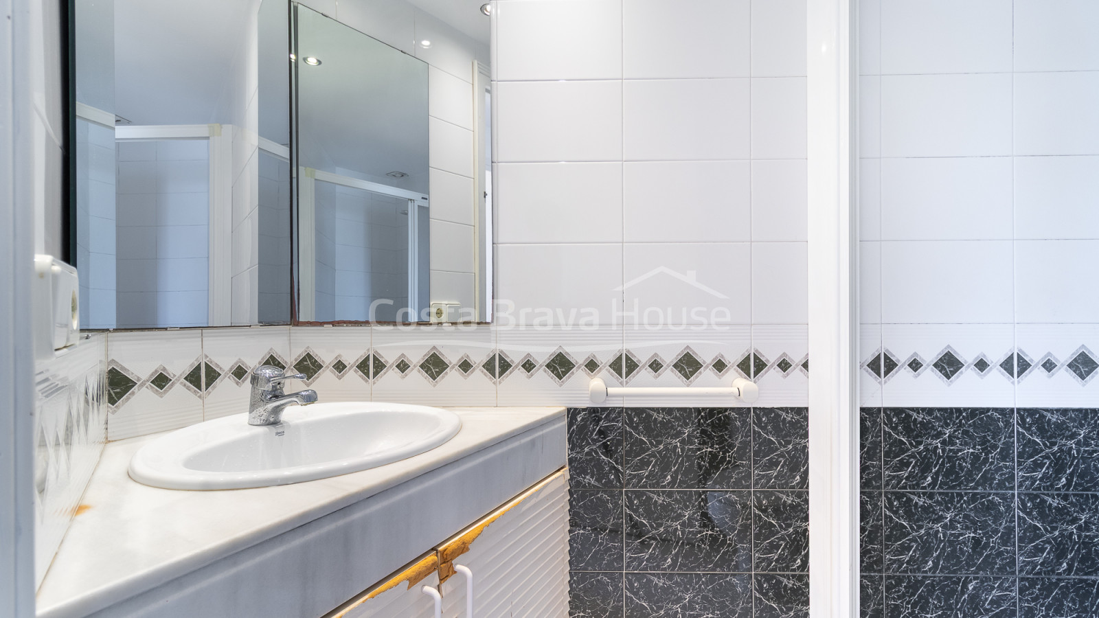 Apartamento en Pals junto al centro histórico con tres dormitorios, balcón y garaje cerrado
