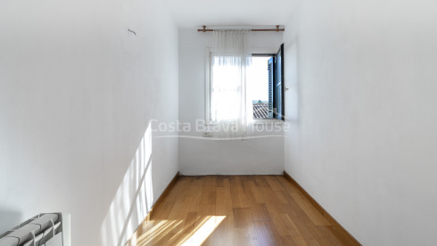 Apartamento en Pals junto al centro histórico con tres dormitorios, balcón y garaje cerrado