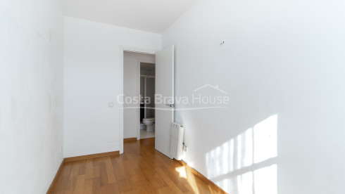 Apartamento en Pals junto al centro histórico con tres dormitorios, balcón y garaje cerrado
